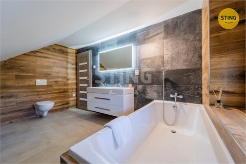 Prodej rodinného domu, 208 m² 2