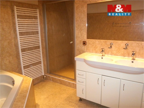 Prodej rodinného domu, 218 m² 2