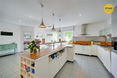 Pronájem rodinného domu, 204 m² - 0