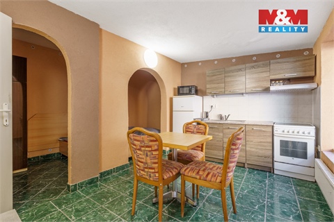 Prodej komerčního objektu, 700 m² 12