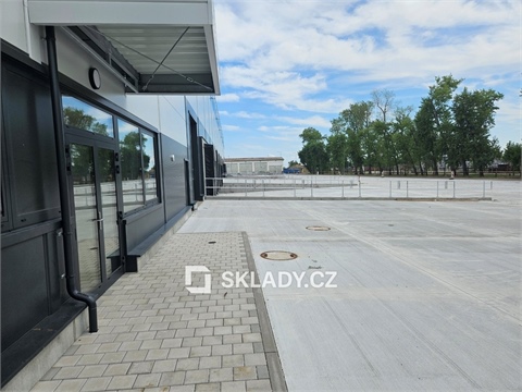 Pronájem skladu / haly, 1 400 m² 2