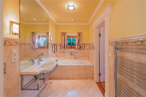 Prodej rodinného domu, 277 m² - 10