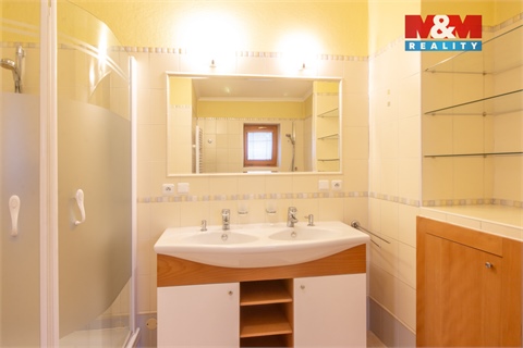 Prodej rodinného domu, 285 m² 20