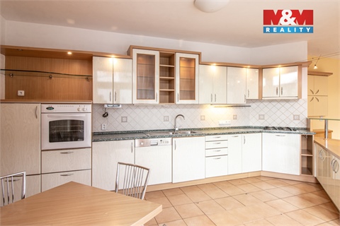 Prodej rodinného domu, 285 m² 8