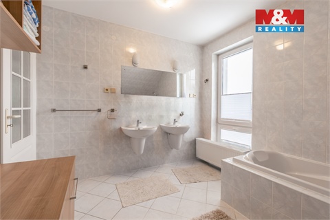 Prodej rodinného domu, 229 m² 10