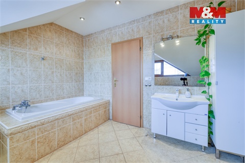 Prodej rodinného domu, 249 m² - 6