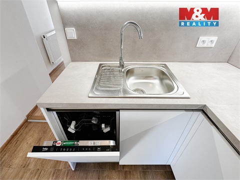 Prodej rodinného domu, 2 275 m² 24