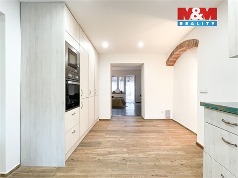 Prodej rodinného domu, 2 275 m² 8