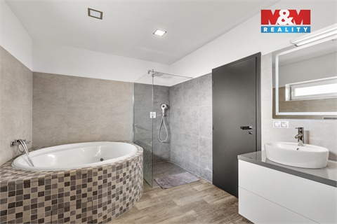 Prodej rodinného domu, 220 m² - 6