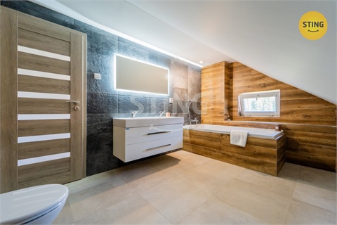 Prodej rodinného domu, 208 m² - 24