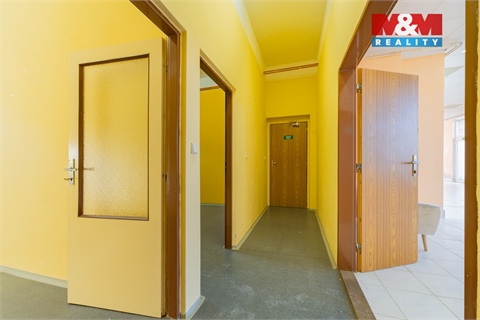 Prodej obchodních prostor, 300 m² 8