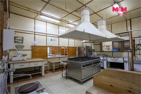 Prodej komerčního objektu, 1 300 m² 2