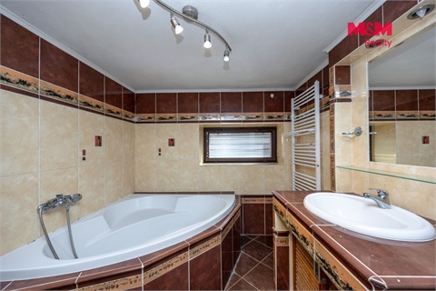 Prodej rodinného domu, 242 m² - 2