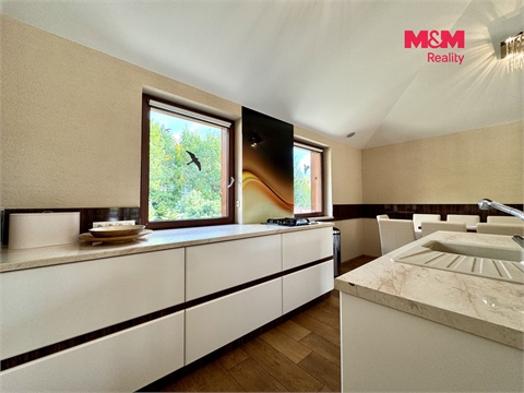 Prodej rodinného domu, 296 m² 2
